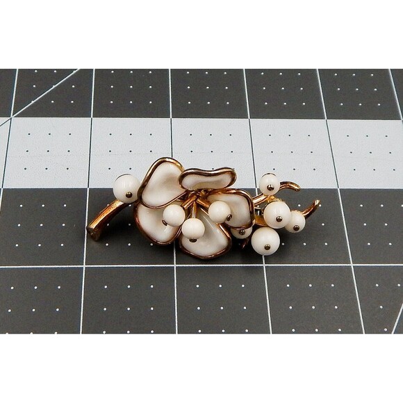 Crown Trifari Alfred Philippe Poured Milk Glass Flower Berries Brooch Gold Tone - Picture 11 of 12